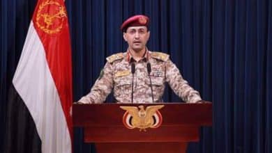 القوات المسلحة اليمنية تستهدف مطار اللد بصاروخ باليستي وتحذر شركات الطيران