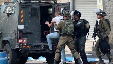 الاحتلال يعتقل 25 مواطنا على الأقل من الضّفة بينهم سيدة