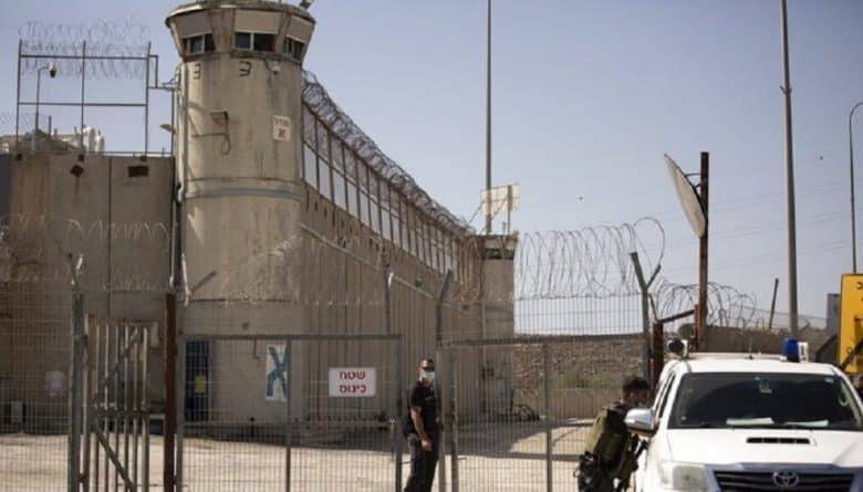 مؤسسات الأسرى: 21 أسيرة بينهن طفلتان يتعرضن لجرائم منظمة في سجون الاحتلال الإسرائيلي