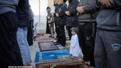 أهالي قطاع غزة يؤدون صلاة العيد وسط الركام واستمرار المجازر