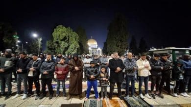 عشرات الآلاف يؤدون العشاء والتراويح في "الأقصى" بالقدس المحتلة