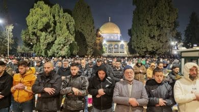 60 ألفا يؤدون صلاتي العشاء والتراويح في رحاب المسجد الأقصى المبارك