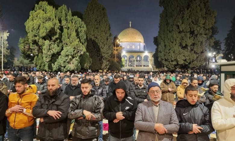 60 ألفا يؤدون صلاتي العشاء والتراويح في رحاب المسجد الأقصى المبارك