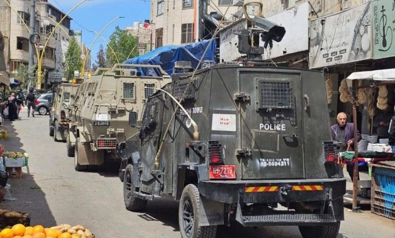 الاحتلال يغلق وسط الخليل وشارع بئر السبع لتأمين اقتحام المستوطنين لموقع أثري