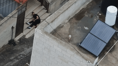 الاحتلال يعتقل شابا بعد إطلاق النار عليه ويصيب مسنا في نابلس
