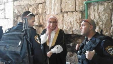 الاحتلال يسلم خطيب المسجد الأقصى الشيخ محمد سليم قرارا بالإبعاد عنه لمدة أسبوع