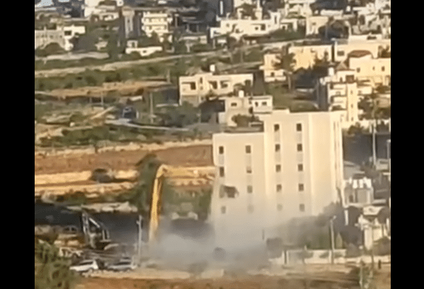 الاحتلال يهدم عمارة سكنية قيد الانشاء في بيت أمر شمال الخليل