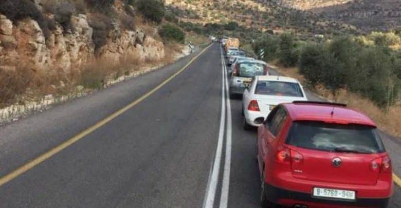 مستوطنون يعرقلون حركة المرور عند مفترق بلدة دير بلوط غرب سلفيت