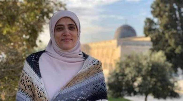 الاحتلال يسلم المرابطة خديجة خويص قرارًا بمنعها من دخول الضفة