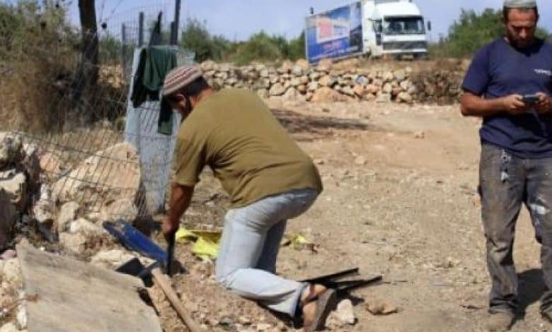 مستوطنون يغلقون طريقا ترابية غرب بردلة بالأغوار الشمالية