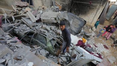 مصابون في قصف الاحتلال منزلا في مدينة غزة
