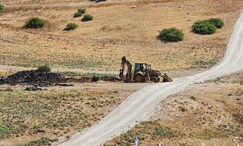 مستوطنون يجرفون تجريف