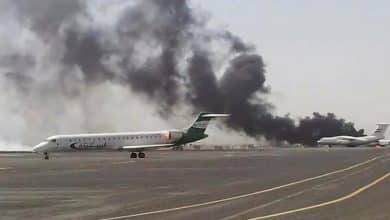 شن جيش الاحتلال صباح اليوم الأربعاء عدوانا على مطار صنعاء الدولي في العاصمة اليمنية صنعاء. وقالت وسائل اعلام يمنية أن طائرات الاحتلال الحربية شنت غارات على مطار صنعاء الدولي، فيما تصاعدت أعمدة الدخان الأسود من المطار. واضافت ان "العدو الإسرائيلي استهدف بسلسلة غارات مطار صنعاء احداها استهدفت طائرة لشركة الخطوط الجوية اليمنية." وعقب العدوان اطلق وزير الحرب "يسرائيل كاتس" تهديدات ضد اليمن، قائلا ان المطارات والموانئ في اليمن ستتعرض لضربات شديدة ومطار صنعاء سيدمر مرة بعد مرة. وقالت القناة 12 العبرية إن أكثر من 10 طائرات شاركت في قصف مطار صنعاء في اليمن.