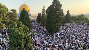 45 ألفا يؤدون صلاة الجمعة في المسجد الأقصى