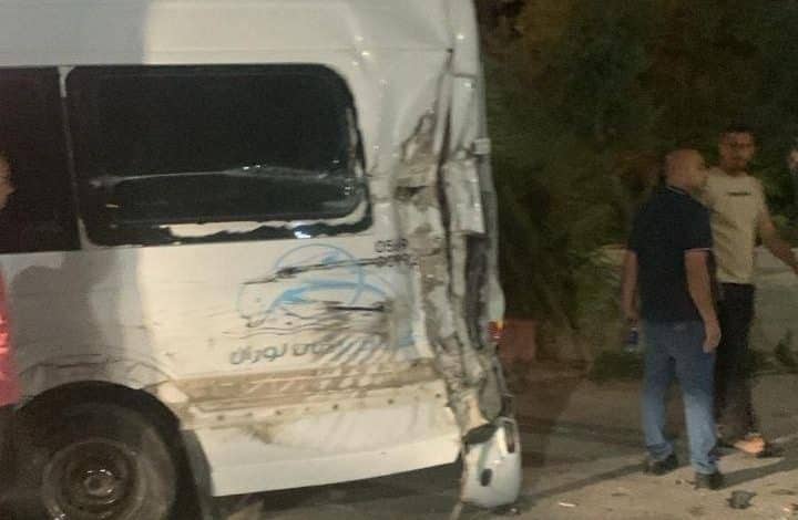 آليات الاحتلال تصدم حافلة تقل حجاجا في جنين بشكل متعمد
