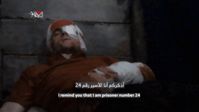 "ربما يكون هذا التسجيل الأخير"... أسير "إسرائيلي" في غزة ينجو من قصف جيش الاحتلال ويتّهم نتنياهو بالتخلي عنه