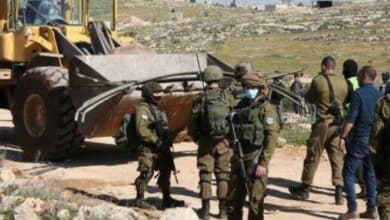مستوطنون يحرقون جرافة في بلدة بروقين غرب سلفيت