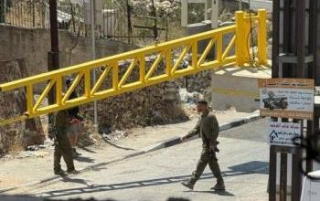 الاحتلال ينصب بوابات حديدية جديدة شرق بيت لحم وشمال شرق القدس