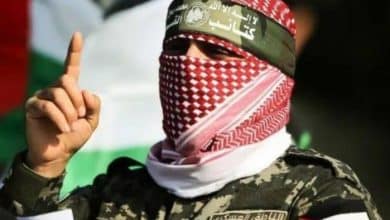 أعلن الناطق العسكري باسم كتائب الشهيد عز الدين القسام، "أبو عبيدة"، تضامن الكتائب الكامل مع الجمهورية الإسلامية الإيرانية في مواجهة العدوان الإسرائيلي الغاشم، والذي اعتبره نتيجة مباشرة لموقف طهران الداعم للشعب الفلسطيني ومقاومته الشريفة. وقال أبو عبيدة "ننعى قادة الجمهورية الإسلامية وشهداءها الذين ارتقوا جراء هذا الاعتداء الجبان، ونؤكد أن هذه الجرائم لن تزيد محور المقاومة إلا صلابة وتماسكاً." وأضاف: "الاحتلال واهم إن ظن أن مثل هذه الضربات الغادرة قد تُقوّض جبهات المقاومة، بل إنه يرتكب أخطاء استراتيجية متتالية تُعجّل بزواله المحتوم بإذن الله." وأكدت الكتائب أن استمرار الاحتلال في سياساته العدوانية بحق قوى المقاومة في المنطقة، لن يثنيها عن مواصلة طريقها في الدفاع عن القضية الفلسطينية حتى التحرير الكامل.