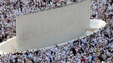الحجاج يواصلون رمي الجمرات قبيل اختتام مناسك الحج