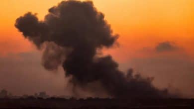 قصفت طائرات الاحتلال الإسرائيلي فجر اليوم السبت نازحين في مدينتي غزة وخان ويونس، مما أسفر عن شهداء ومصابين، في وقت أصدر جيش الاحتلال الإسرائيلي أوامر بالتهجير لسكان عدد من مناطق وسط القطاع. وأفادمستشفى ناصر باستشهاد 6 مواطنين وإصابة آخرين فجر اليوم في القصف الإسرائيلي على خيام نازحين في منطقة المواصي غربي خان يونس كما استهدف قصف الاحتلال مدرسة عدنان العلمي في منطقة المخابرات، وتزامنت غارة الاحتلال على المدرسة مع قصف جوي على منطقة سوق الشجاعية شرقي مدينة غزة. وفي السياق، واصل جيش الاحتلال الإسرائيلي، إجبار آلاف المواطنين في العديد من المناطق من قطاع غزة على النزوح قسرا إلى مناطق أخرى، وهذه المرة من مناطق وسط قطاع غزة، وسط مواصلته حرب الإبادة الجماعية منذ 21 شهرا، ومخططات التهجير القسري. وطالب الاحتلال عبر منشور على وسائل التواصل الاجتماعي، منتصف الليلة الماضية، "الموجودين في منطقة بلديات النصيرات، والزهراء، والمغراقة، في أحياء الساحل الشمالي، والنزهة، والبوادي، والبسمة، والزهراء، والبساتين، وبدر، وأبو هريرة، والروضة والصفا (...)، الاخلاء فورا جنوبا إلى منطقة المواصي". وحذر جيش الاحتلال المواطنين من العودة إلى المناطق التي وصفها بأنها أماكن "قتال خطيرة"، أي المناطق التي أنذرهم بإخلائها.