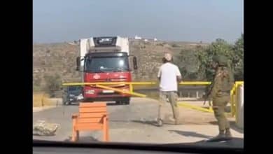 مستوطن بحماية جيش الاحتلال يغلق مدخل ياسوف شرق سلفيت