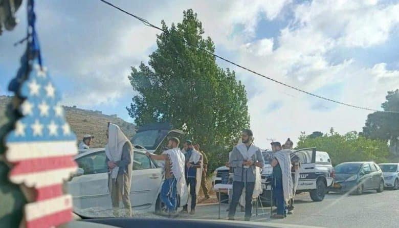 مستوطنون يغلقون مدخل اللبن الشرقية جنوب نابلس