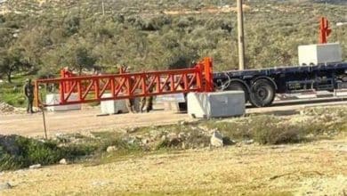 قوات الاحتلال تنصب بوابة حديدية على مدخل قرية دوما جنوب نابلس