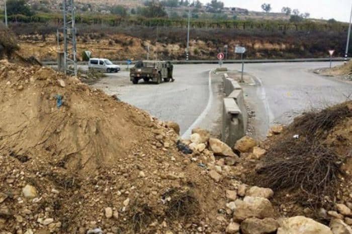 الاحتلال يغلق طرقاً فرعية في ترمسعيا بالسواتر الترابية