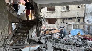 استشهد 8 مواطنين، وأصيب آخرون، قبل قليل، في قصف طائرات الاحتلال الحربية منزلا في حي الزيتون جنوب مدينة غزة. وأفادت مصادر طبية، باستشهاد ثمانية مواطنين من عائلة الدحدوح، في قصف الاحتلال منزلا في حي الزيتون. وحسب المصادر ذاتها، فقد ارتفعت حصيلة الشهداء في قطاع غزة منذ فجر اليوم إلى 62 مواطنا، بينهم 19 من منتظري المساعدات. ومنذ السابع من تشرين الأول/ أكتوبر 2023، بدأت قوات الاحتلال الإسرائيلي عدوانا على قطاع غزة، أسفر عن استشهاد 59,921 مواطنا، أغلبيتهم من الأطفال والنساء، وإصابة 145,233 آخرين، في حصيلة غير نهائية، حيث لا يزال عدد من الضحايا تحت الركام وفي الطرقات، ولا تستطيع طواقم الإسعاف والإنقاذ الوصول إليهم.