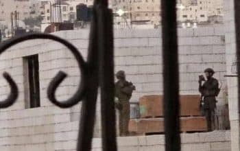الاحتلال يصيب شابا بالرصاص الحي ويعتقل 3 آخرين خلال اقتحام نابلس