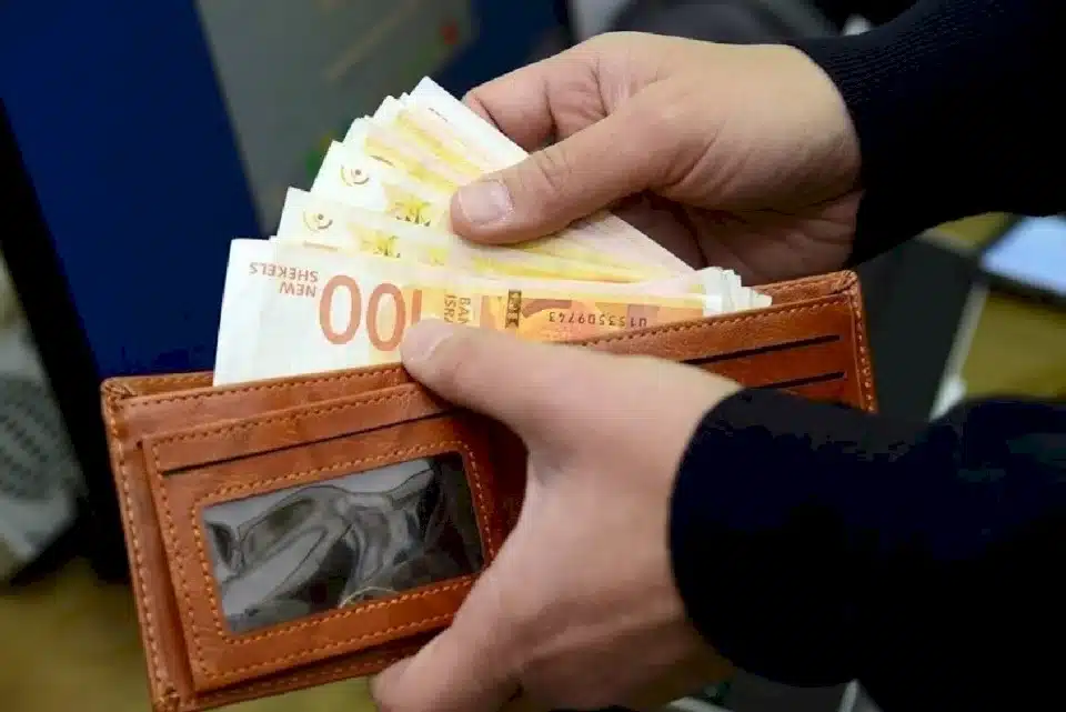 المالية: رواتب الموظفين اليوم بنسبة لا تقل عن 60% وبحد أدناه 3000 شيقل المالية: رواتب الموظفين اليوم بنسبة لا تقل عن 60% وبحد أدناه 3000 شيقل