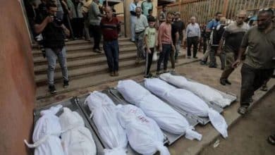 شهداء وجرحى من منتظري المساعدات في قصف لمدفعية الاحتلال وسط قطاع غزة