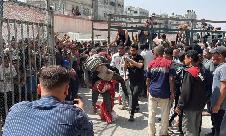 شهداء ومصابون من منتظري المساعدات بنيران الاحتلال وسط وجنوب قطاع غزة