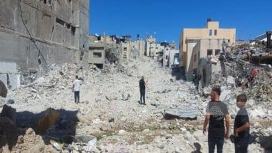 الاحتلال ينكّل بالمواطنين خلال توجههم إلى مخيم طولكرم لإخلاء منازلهم المهددة بالهدم