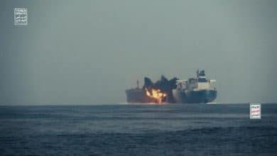 بزورقين وصواريخ وطائرات مسيّرة.. القوات المسلحة اليمنية تعلن استهداف سفينة "ماجيك سيز" في البحر الأحمر