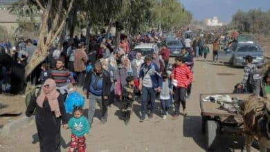 الاحتلال يجبر المواطنين على النزوح قسرا من مناطق في مدينة خان يونس