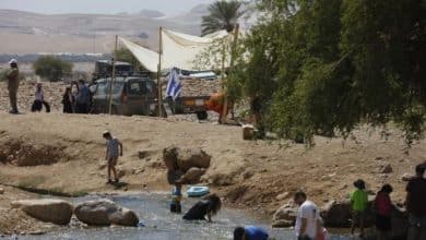 الاحتلال يعتقل متضامنين أجانب حاولوا منع اعتداء مستوطنين على قرية شلال العوجا