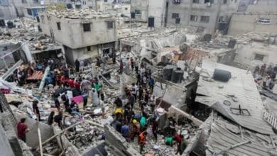 مجازر متواصلة في غزة: 82 شهيداً خلال 24 ساعة بينهم نساء وأطفال في استهدافات لمراكز إغاثة وسكنية