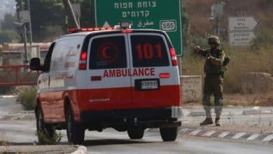 الاحتلال يحتجز مركبة إسعاف على حاجز دير شرف غرب نابلس