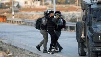 الاحتلال يعتقل شابًا بعد الاعتداء عليه على حاجز حزما شمال شرق القدس