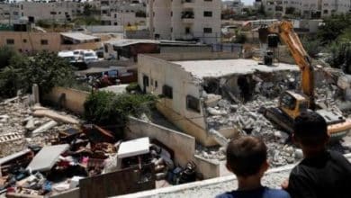 الاحتلال يخطر بهدم بناية سكنية في القدس تقطنها 17 عائلة