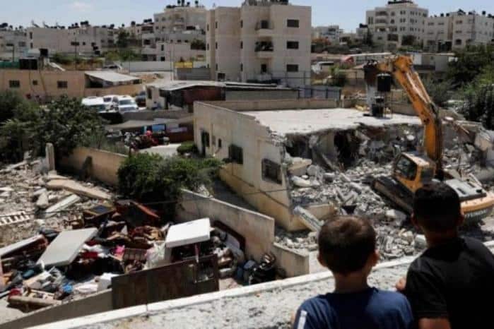 الاحتلال يخطر بهدم بناية سكنية في القدس تقطنها 17 عائلة