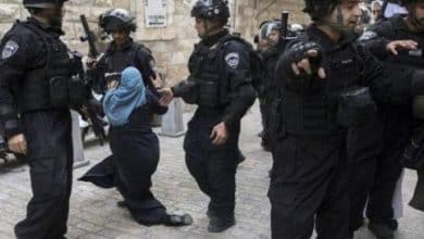 الاحتلال يعتقل مواطنة مقدسية خلال اقتحامه حي عين اللوزة في سلوان