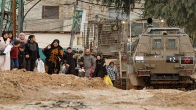 الاحتلال يحتجز عدد من أهالي مخيم جنين حاولوا الوصول إلى منازلهم