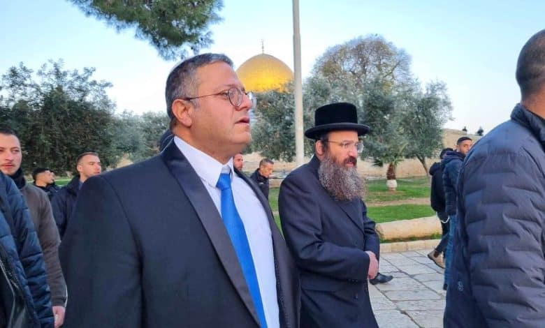 2228 مستوطناً يتقدمهم المتطرف بن غفير يقتحمون المسجد الأقصى