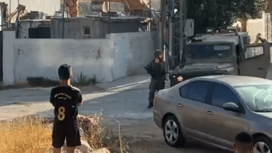 الاحتلال يهدم بركسا تجاريا قرب مخيم الجلزون