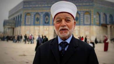 الاحتلال يصدر قرارا بإبعاد مفتي القدس 6 أشهر عن المسجد الأقصى المبارك