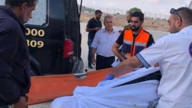 الاحتلال يسلم جثمان الشهيد عودة الهذالين في يطا جنوب الخليل