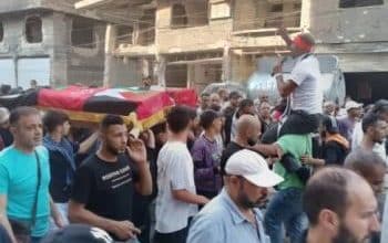 الآلاف يشيّعون جثامين قادة الجبهة الشعبية أبو خليل وشاح ومفيد حسن في سوريا